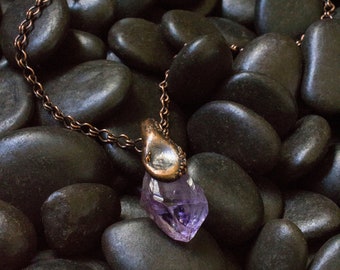 Colgante de cobre electroformado con amatista cruda/collar de cristal