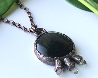Collar con colgante de obsidiana dorada y cobre electroformado de cuarzo