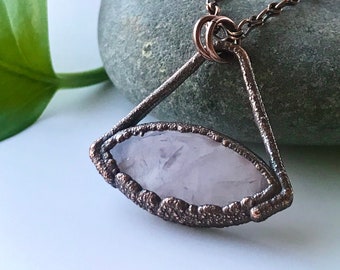 Collar de cobre electroformado con cuarzo rosa / Colgante de cristal hecho a mano