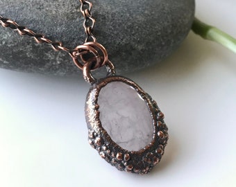 Collar de cobre con cuarzo rosa electroformado / Colgante de cristal hecho a mano