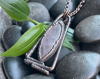 Collar de cobre con cuarzo rosa electroformado / Colgante geométrico de cristal