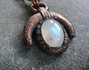Collar con colgante de piedra lunar hecho a mano / Joyería de cobre electroformado esculpido