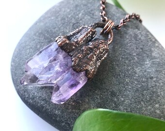 Colgante electroformado de cobre y amatista cruda / Collar de cristal curativo