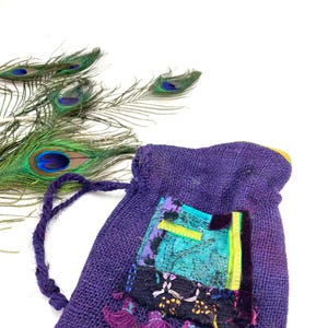 Bolsa de arpillera de seda pintada a mano de color morado real con cordón, cristales, amuletos, joyas, recuerdo para teléfono inteligente, carta del tarot, bolsa para medicamentos, 7 x 9 pulgadas, firmada
