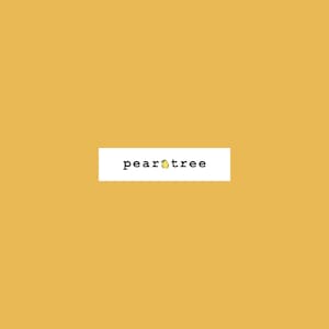 Puede incluir: Un rectángulo blanco con el texto "peartree" en fuente negra. El texto está centrado en el rectángulo. El rectángulo está sobre un fondo amarillo sólido.