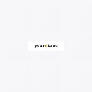Puede incluir: Un rectángulo blanco con el texto "peartree" en fuente negra. Una pequeña pera amarilla con una hoja verde está centrada en el texto.