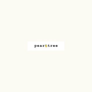Puede incluir: Un rectángulo blanco con el texto "peartree" en fuente negra y una pequeña pera amarilla con una hoja verde en el medio del texto.
