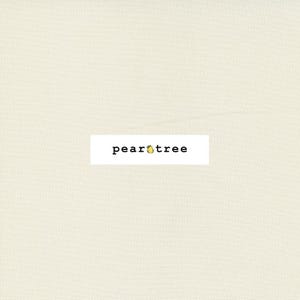 Puede incluir: Una muestra de tela lisa de color blanco roto con la palabra "peartree" impresa en negro.