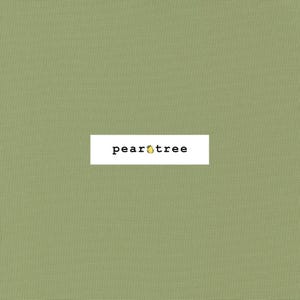 Puede incluir: Una muestra de tela verde sólida con el texto "peartree" impreso en negro.