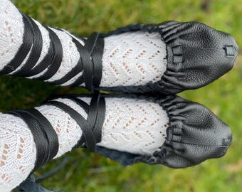 Chaussures vikings en cuir aux pieds nus - Chaussures médiévales de la Renaissance faites main pour hommes, femmes et enfants