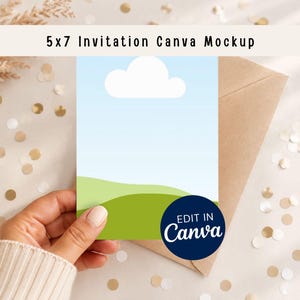 Puede incluir: Una maqueta de invitación de 5x7 sostenida por una mano, con un diseño de cielo azul y paisaje verde. La invitación tiene una nube blanca y el texto "Edit in Canva" en un círculo azul marino. Un sobre está detrás de la invitación.