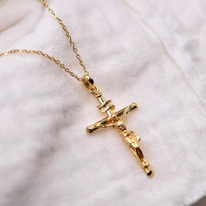 Krucifixhalsband i guld och sterlingsilver | Katolskt halsband i 18 karat guld | Enkelt och fint krucifix | Konfirmationspresent till henne Guld