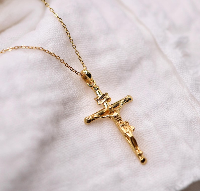 Krucifixhalsband i guld och sterlingsilver | Katolskt halsband i 18 karat guld | Enkelt och fint krucifix | Konfirmationspresent till henne Guld