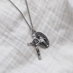 Krucifixhalsband i rostfritt stål av Benedictus | Stort herrkrucifix | Katolskt herrhalsband | Krucifixhalsband gåva | Katolsk presentidé