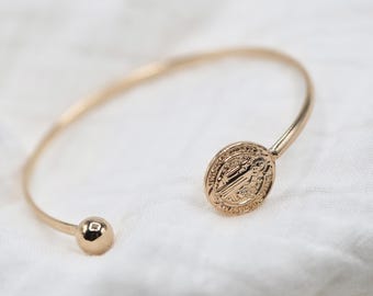 Pulsera rígida de oro de San Benito / Pulsera católica de oro de 18 quilates / Pulsera de protección de San Benito / Pulsera tipo brazalete de santo / Regalo católico para ella