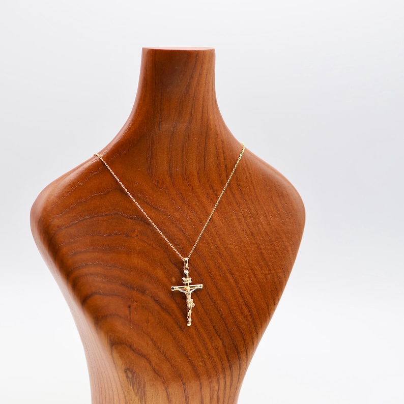 Krucifixhalsband i guld och sterlingsilver | Katolskt halsband i 18 karat guld | Enkelt och fint krucifix | Konfirmationspresent till henne bild 9