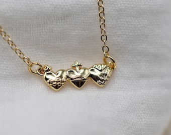 Gouden ketting met heilige familieharten | 18K vergulde katholieke ketting | Sierlijk Heilig Hart | Bevestigingscadeau