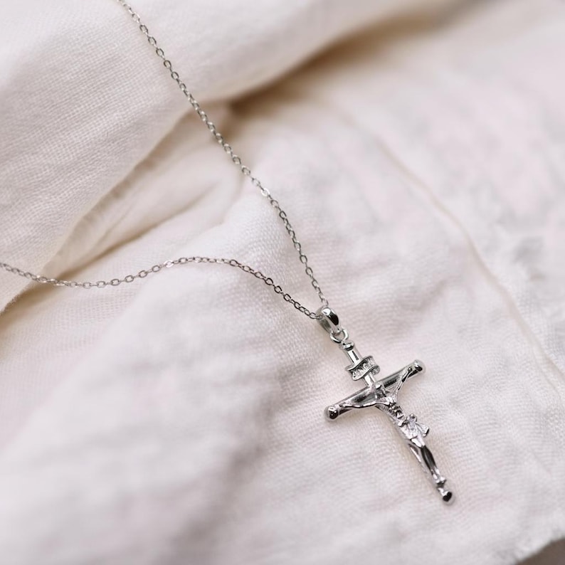 Krucifixhalsband i guld och sterlingsilver | Katolskt halsband i 18 karat guld | Enkelt och fint krucifix | Konfirmationspresent till henne Silver