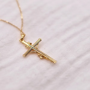 Krucifixhalsband i guld och sterlingsilver | Katolskt halsband i 18 karat guld | Enkelt och fint krucifix | Konfirmationspresent till henne bild 3