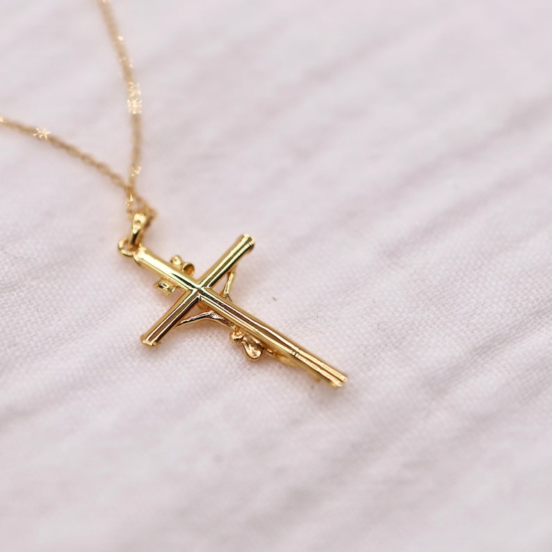 Krucifixhalsband i guld och sterlingsilver | Katolskt halsband i 18 karat guld | Enkelt och fint krucifix | Konfirmationspresent till henne bild 3