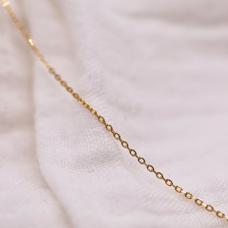 Krucifixhalsband i guld och sterlingsilver | Katolskt halsband i 18 karat guld | Enkelt och fint krucifix | Konfirmationspresent till henne bild 5