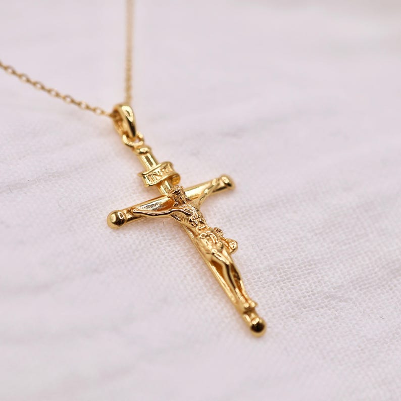 Krucifixhalsband i guld och sterlingsilver | Katolskt halsband i 18 karat guld | Enkelt och fint krucifix | Konfirmationspresent till henne bild 1