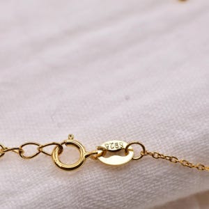 Krucifixhalsband i guld och sterlingsilver | Katolskt halsband i 18 karat guld | Enkelt och fint krucifix | Konfirmationspresent till henne bild 6