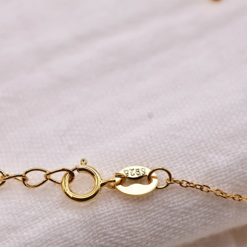 Krucifixhalsband i guld och sterlingsilver | Katolskt halsband i 18 karat guld | Enkelt och fint krucifix | Konfirmationspresent till henne bild 6