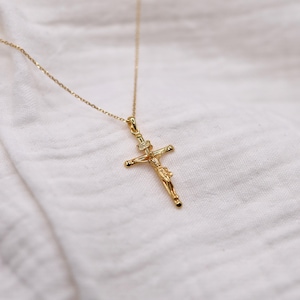 Krucifixhalsband i guld och sterlingsilver | Katolskt halsband i 18 karat guld | Enkelt och fint krucifix | Konfirmationspresent till henne bild 2