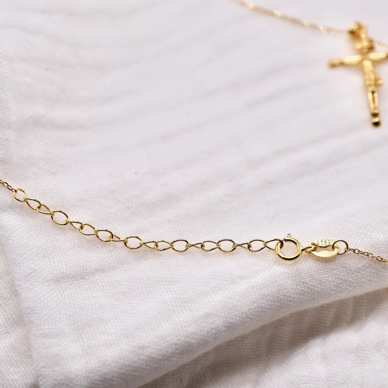 Krucifixhalsband i guld och sterlingsilver | Katolskt halsband i 18 karat guld | Enkelt och fint krucifix | Konfirmationspresent till henne bild 7