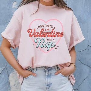 Eu não preciso de um moletom de dia dos namorados, preciso de um moletom de soneca, camiseta engraçada de dia dos namorados, camiseta engraçada de solteiro, camiseta de dia dos namorados
