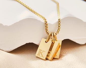 Collar con inicial diminuta de oro de 14 quilates • Colgante con letra grabada personalizada • Collar con nombre y cadena delicada con múltiples etiquetas • Regalo para el Día de la Madre Collar con nombre