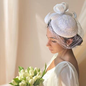 Wedding Felt Pill Box Veil Fascinator Hat,Wedding Veil Fascinator,Bridal Fascinator with Birdcage veil,Formal Wedding ,Fur Felt Wedding Hat