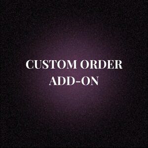 Peut inclure: Texte blanc "CUSTOM ORDER ADD-ON" sur un fond sombre texturé avec un dégradé de violet et de noir. La typographie est épurée, sans empattement, et le texte est centré.
