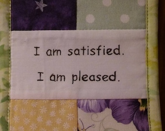 Estoy satisfecho. Estoy contento. Decisiones, intención, coaching, tapiz de fibra para cubículo (11,4 x 16,5 cm), expectativas, patchwork, verde.