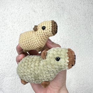 ミニかぎ針編みカピバラキーホルダー | あみぐるみカピバラぬいぐるみキーリング | 小さな手作りカピバラギフト | かわいい動物キーホルダー