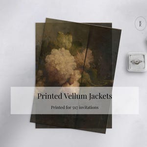 Peut inclure: Vestes en vélin imprimées avec un motif floral, imprimées pour des invitations 5x7. L'image montre deux vestes en vélin avec une peinture de fleurs blanches. Une bague dans une boîte grise est également visible.
