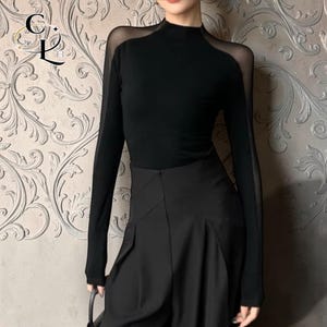 Top de malla de patchwork para mujer: camisa gótica de manga larga con aberturas