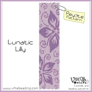 Puede incluir: Un patrón de abalorios de punto peyote morado y blanco llamado "Lunatic Lilly" de Viki's Tutorials and Beading Patterns. El patrón es para una pulsera con un diseño floral.