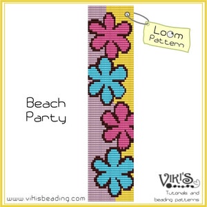 Op de afbeelding: Een weefpatroon voor een kralenarmband met een strandfeestthema. Het patroon bevat een verticale rij van vier bloemen in de kleuren roze, blauw en geel. De tekst "Loom Pattern" staat op een geel label.