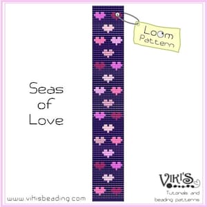 Könnte beinhalten: Ein Perlenwebmuster namens "Seas of Love" mit einer vertikalen Reihe von rosa und violetten Herzen auf einem dunkelblauen Hintergrund. Das Muster ist mit "Loom Pattern" auf einem gelben Etikett gekennzeichnet.