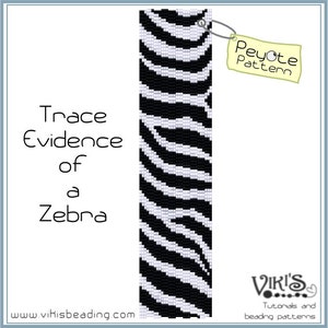 Puede incluir: Patrón de abalorios de punto de peyote en blanco y negro para un diseño de cebra. El patrón está etiquetado como "Trace Evidence of a Zebra" y "Peyote Pattern".