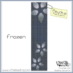 Puede incluir: Un patrón de abalorios de punto peyote para un brazalete con un diseño floral en tonos azules y blancos. El patrón se llama "Frozen" y está disponible en el sitio web www.vihisbeading.com.