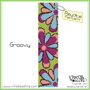 K&ouml;nnte beinhalten: Ein Peyote-Stich-Perlenmuster mit einem sich wiederholenden Muster aus rosa, blauen und violetten Blumen auf gr&uuml;nem Hintergrund. Das Muster ist mit "Groovy" und "Peyote Pattern" beschriftet.