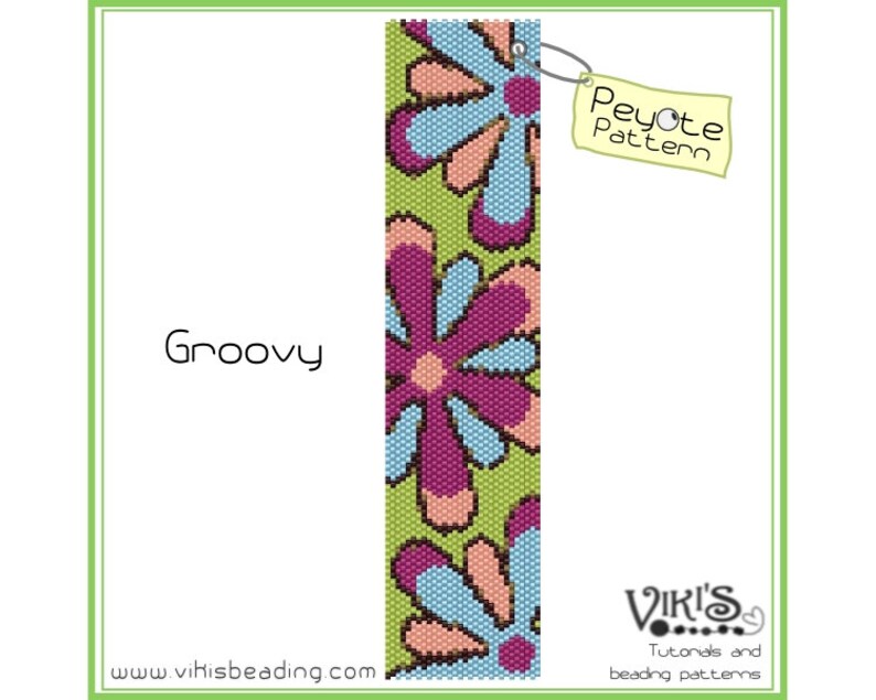 K&ouml;nnte beinhalten: Ein Peyote-Stich-Perlenmuster mit einem sich wiederholenden Muster aus rosa, blauen und violetten Blumen auf gr&uuml;nem Hintergrund. Das Muster ist mit "Groovy" und "Peyote Pattern" beschriftet.
