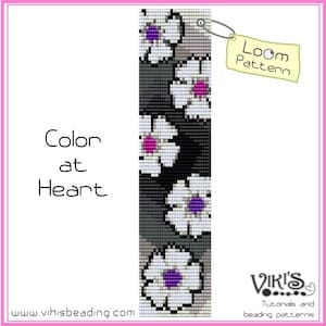 Puede incluir: Un patrón de abalorios de telar que presenta una fila vertical de flores blancas con centros morados y rosas sobre un fondo negro y gris. El texto "Color at Heart" está a la izquierda de la imagen y "Loom Pattern" está a la derecha de la imagen.