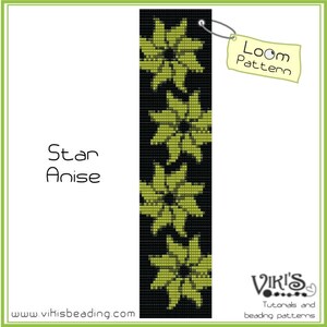 Może przedstawiać: Wzór koralików do tkackiego z motywem anyżu gwiazdkowego. Wzór przedstawia cztery zielone kwiaty anyżu gwiazdkowego na czarnym tle. Tekst "Loom Pattern" znajduje się na białej etykiecie.