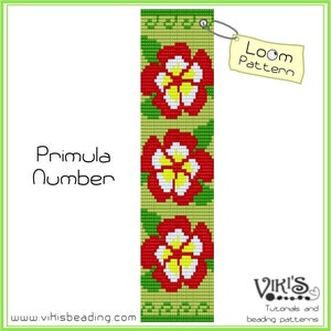 Może przedstawiać: Wzór na koralikowe bransoletki z kwiatami. Wzór przedstawia trzy czerwone kwiaty z białymi środkami i żółtymi akcentami na zielonym tle. Tekst "Loom Pattern" znajduje się na żółtej etykiecie.