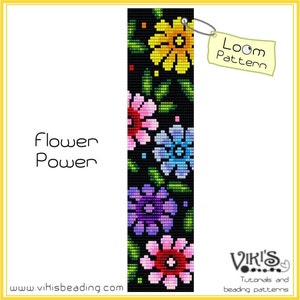 Puede incluir: Un patrón de telar para un brazalete de cuentas de colores con un diseño floral. El patrón se llama "Flower Power" y está disponible en el sitio web www.vihisbeading.com. El patrón está etiquetado como "Loom Pattern".