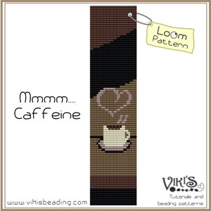 Puede incluir: Un patrón de tejido de cuentas para una taza de café con vapor saliendo de ella. El patrón se llama "Mmmm... Cafeína".